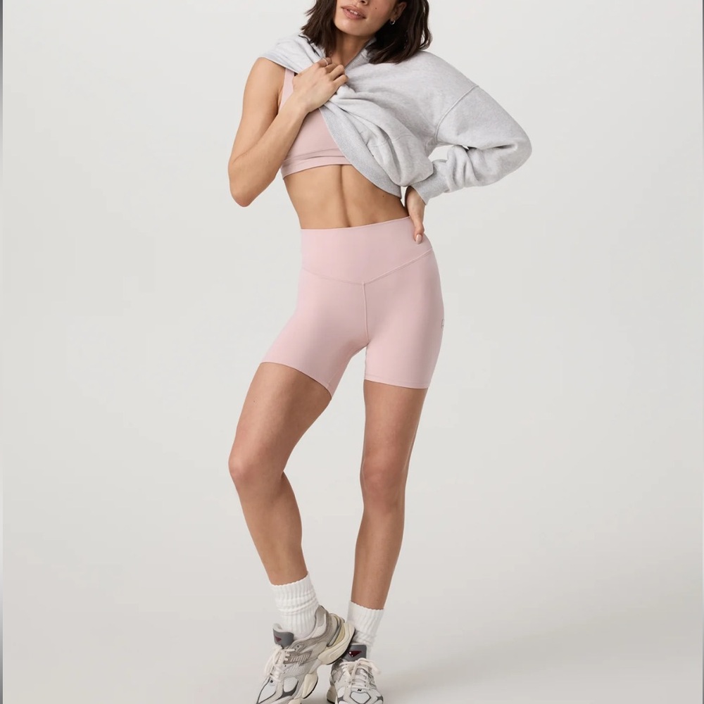 Vuori Women's Bike Shorts in Light Pink - Picture 5 of 9